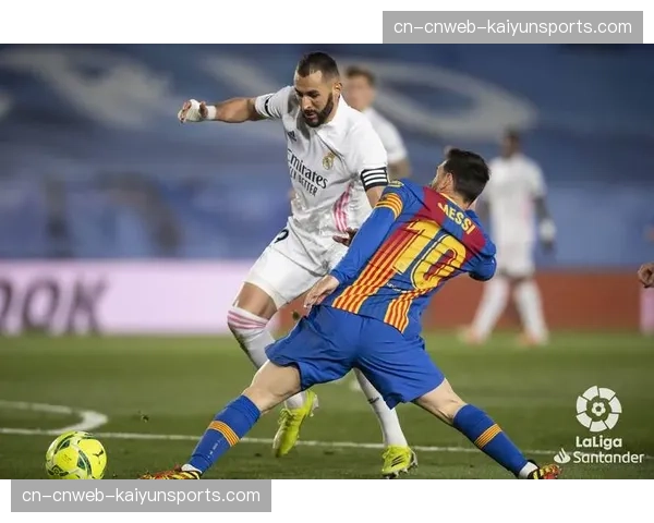 前法国国脚本泽马现身王子公园球场观看国家德比